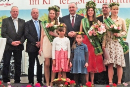 Gruppenfoto der 21. Sächsischen Blütenkönigin Laura I. mit Vertretern aus Obstbau und Politik