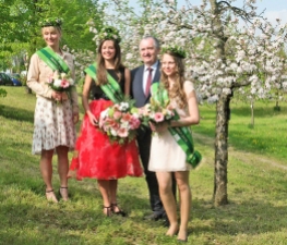 Die Sächsische Blütenkönigin Laura I. mit ihren Blütenprinzessinnen und Staatsminister Thomas Schmidt
